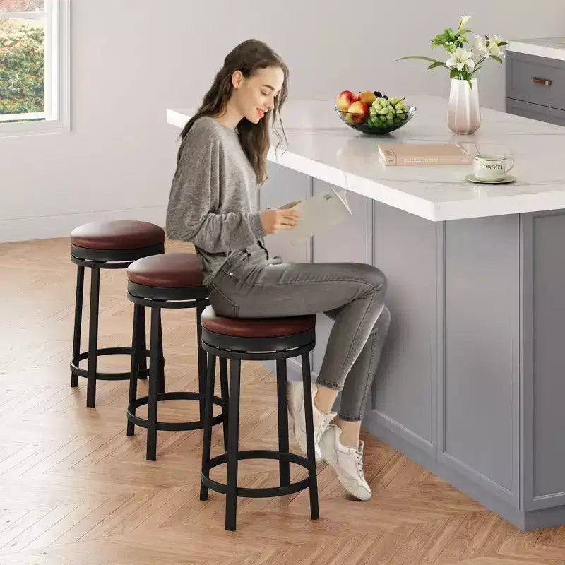 Sgabelli da Bar Girevoli a 360° Set da 2, Sgabelli da Bancone Alti 61 cm con Poggiapiedi, Rivestimento in Pelle PU e Struttura in Metallo per Cucina, Sala da Pranzo, Marrone