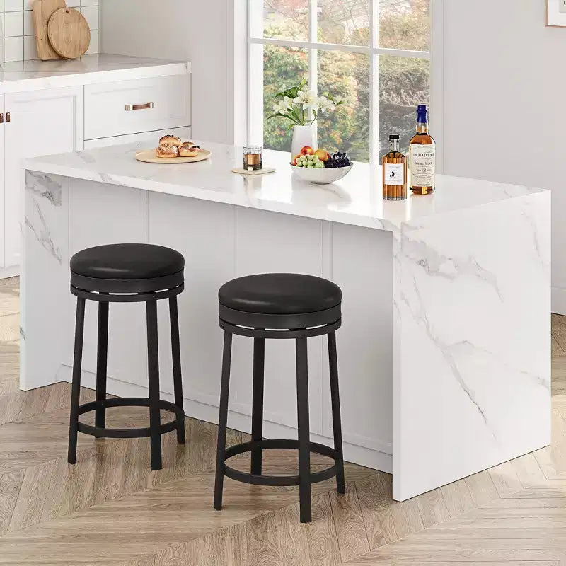 Sgabelli da Bar Girevoli a 360° Set da 2, Sgabelli da Bancone Alti 61 cm con Poggiapiedi, Rivestimento in Pelle PU e Struttura in Metallo per Cucina, Sala da Pranzo, Marrone