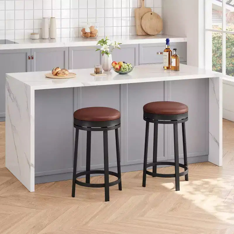 Sgabelli da Bar Girevoli a 360° Set da 2, Sgabelli da Bancone Alti 61 cm con Poggiapiedi, Rivestimento in Pelle PU e Struttura in Metallo per Cucina, Sala da Pranzo, Marrone